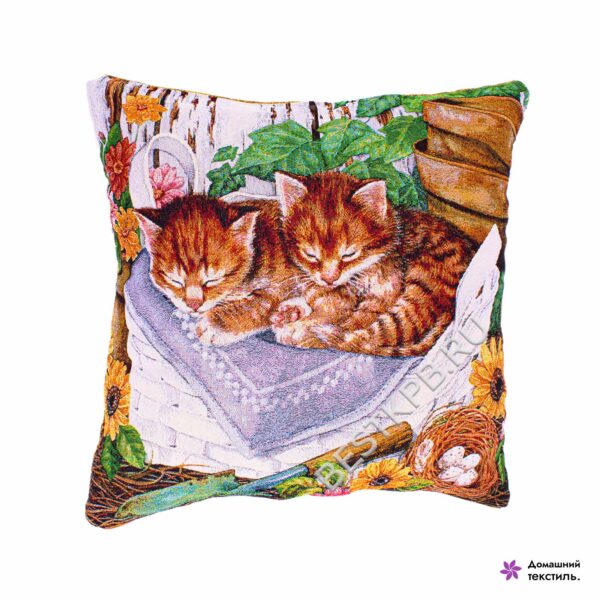 Гобеленовая наволочка для подушки с рисунком котят